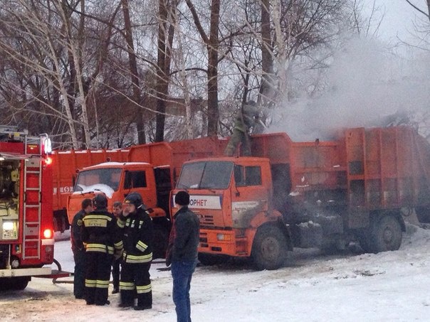 На Иркутском тракте загорелся мусоровоз (фото)