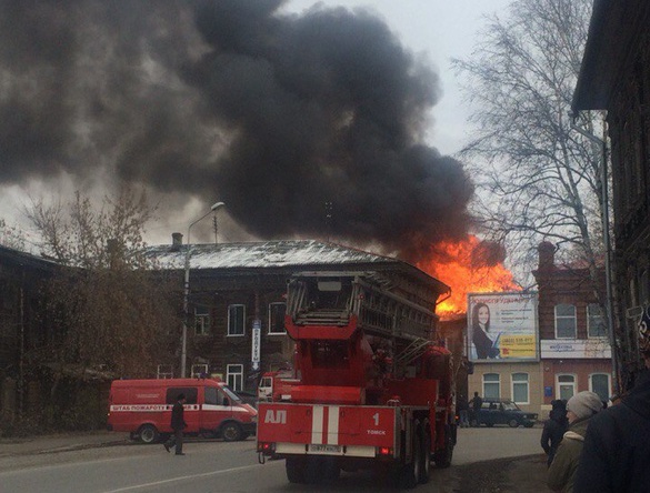 Пожар в жилом деревянном доме в Томске потушен