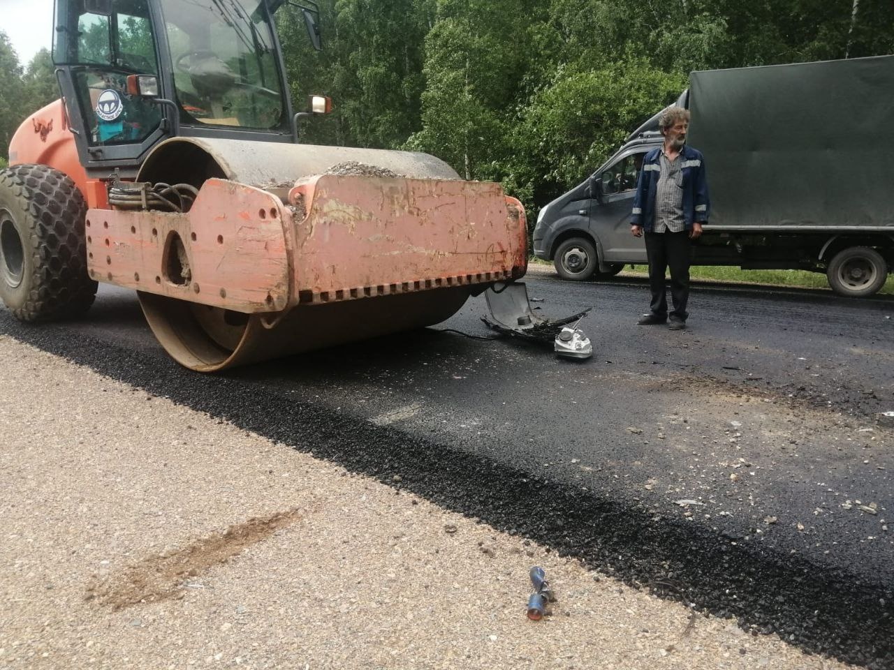 Два человека попали в больницу после ДТП с катком на томской трассе |  28.06.2022 | Томск - БезФормата