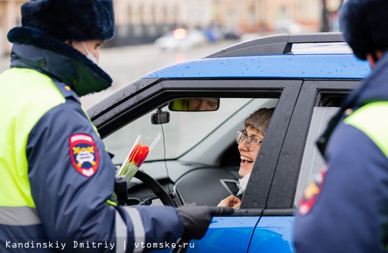 Тюльпаны вместо проверки документов: ГИБДД поздравила томских автоледи с 8 Марта