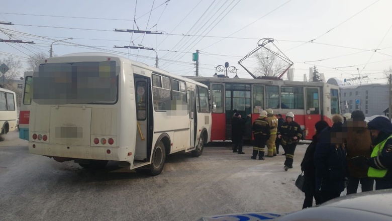 Трое детей и женщина пострадали при столкновении маршрутки и трамвая в Томске