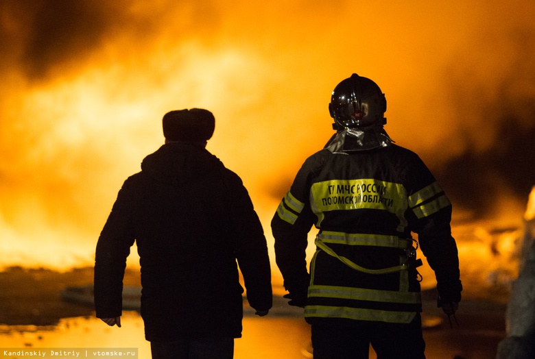 Три жилых дома пострадали от пожара в томском поселке