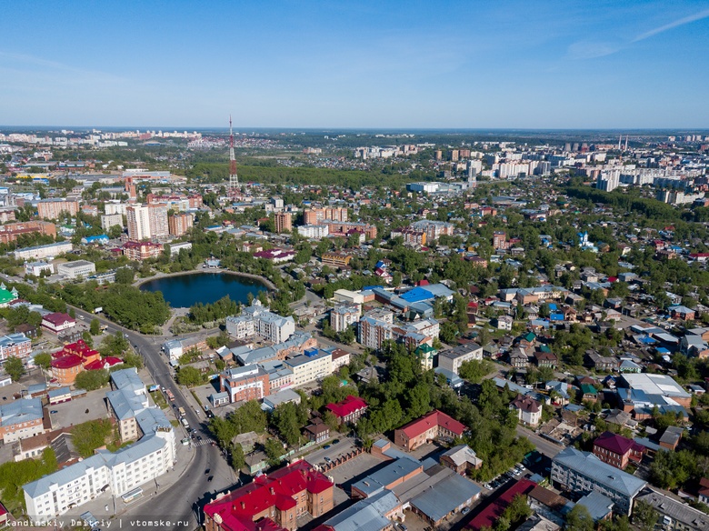 Стрит-арт-художник расписывает здание ТГАСУ в центре Томска