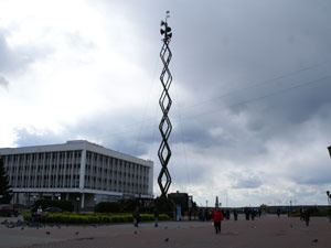 Около Драмтеатра разместили мобильный комплекс связи (фото)