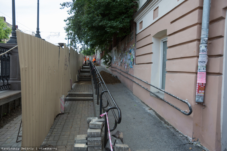 Территорию у 2 жилых зданий возле подпорной стенки в Томске комплексно благоустроят