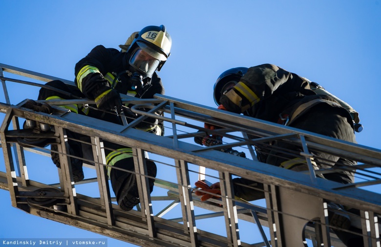 Пожарные эвакуировали 4 человек из горящего многоквартирника в Томске