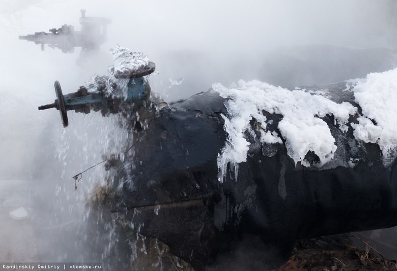 Проспект Мира в Томске залило водой из-за порыва на теплосетях