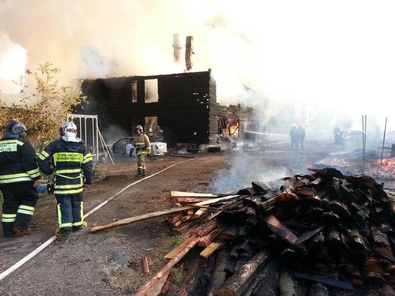 Пожарные 4 часа тушат деревянный дом на Большой Подгорной в Томске