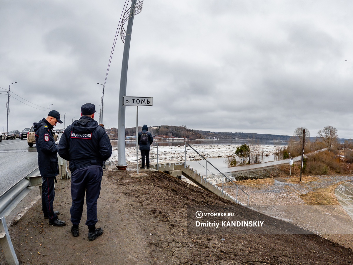 Земляная дамба разрушилась у Коммунального моста в Томске из-за разлива  реки | 14.04.2024 | Томск - БезФормата