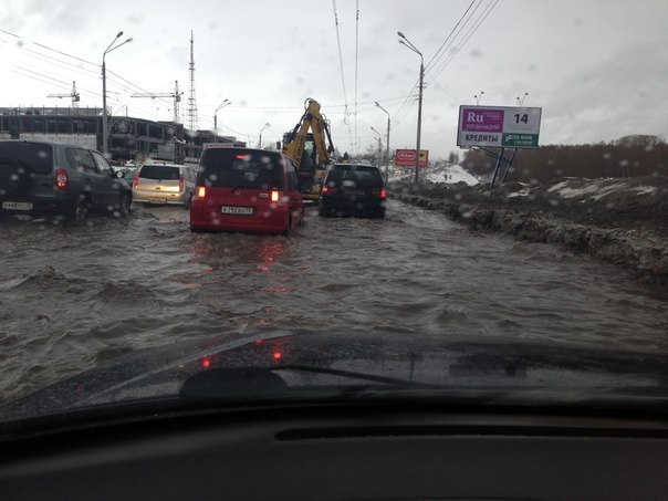 Из-за талой воды затруднено движение на некоторых городских улицах