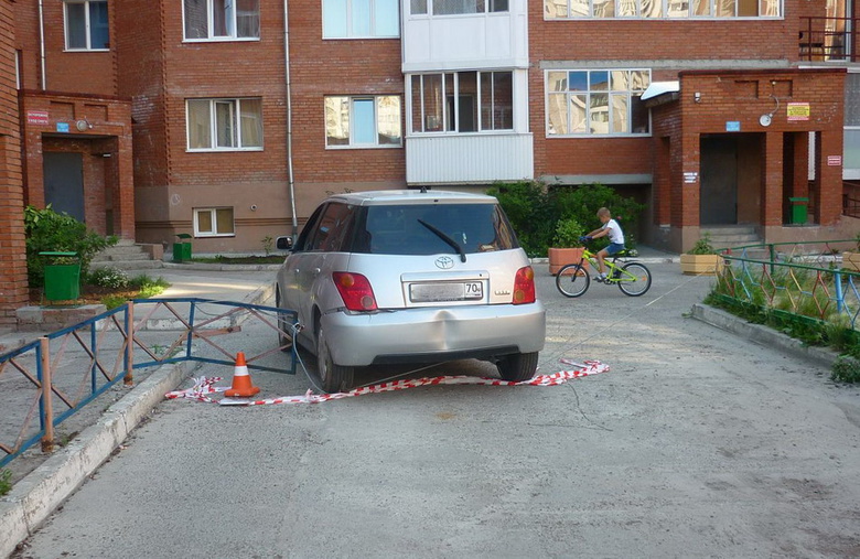 Нетрезвая автоледи в Томске травмировала пешехода, уронив на него ограждение