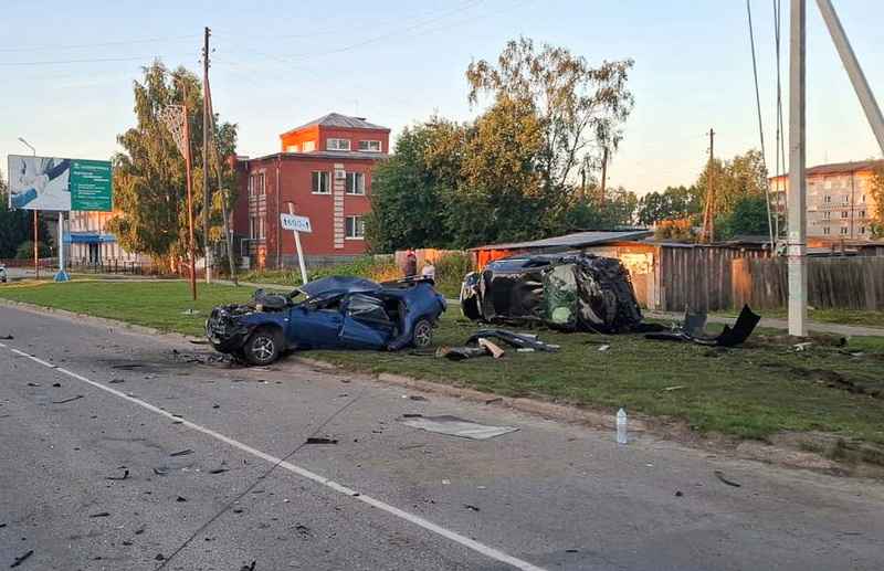 ВАЗ и Toyota превратились в груду металла после ДТП в Томской области