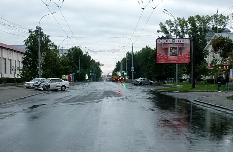 Полиция ищет водителя Mitsubishi, совершившего ДТП на проспекте Ленина