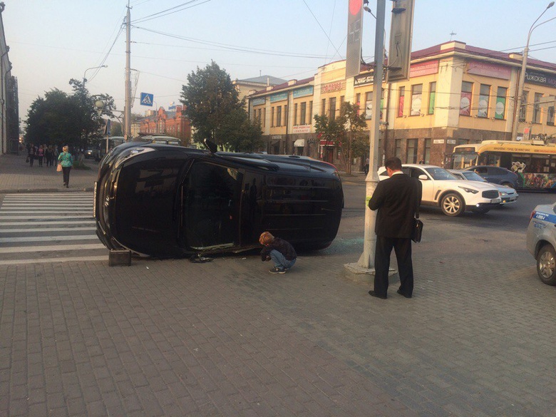 Hyundai опрокинулся после столкновения с Toyota в центре Томска