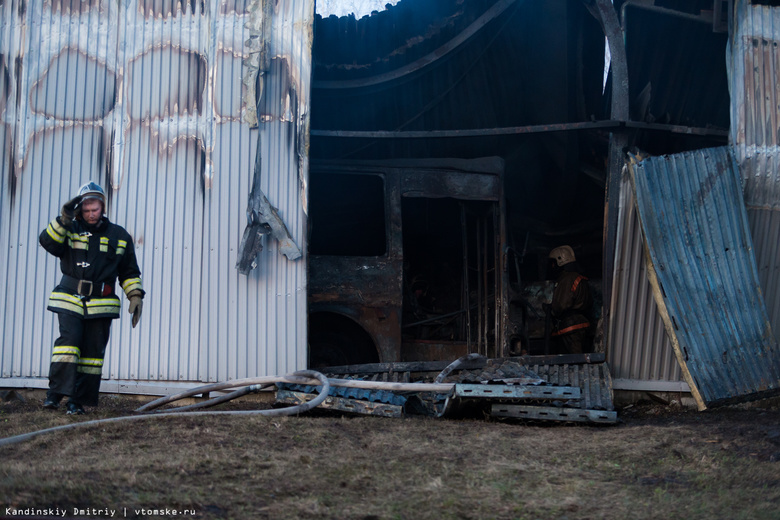Пожарные ликвидировали возгорание в ангаре с автобусами в Томске