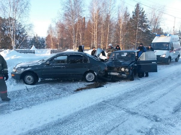 Водитель и пассажир «ВАЗа» пострадали, врезавшись в припаркованную иномарку