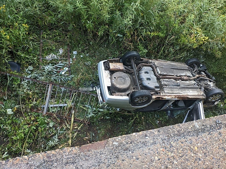 Nissan съехал в кювет и перевернулся на трассе в Томской области. Водитель был пьян