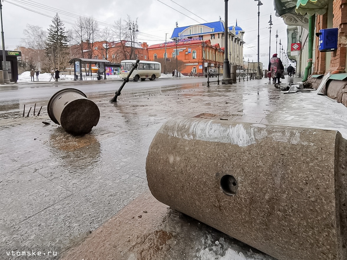 Автобус снес забор и гранитное ограждение в центре Томска | 26.03.2021 |  Томск - БезФормата