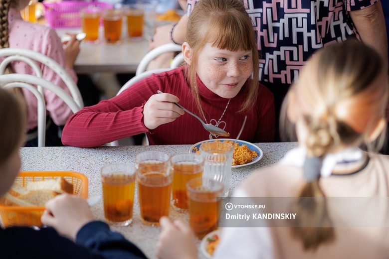 Гимназия Томска заявила, что подрядчик кормил учеников плохой едой. Компания говорит, что ее выжили