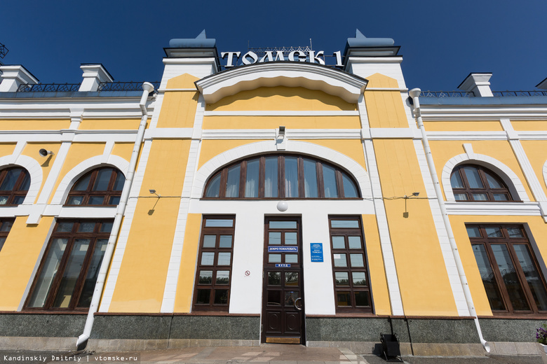 Спасатели сняли мужчину с крыши здания вокзала Томск-I