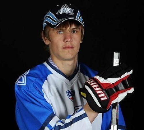 Томич играет за сборную в молодежной хоккейной суперсерии в Канаде