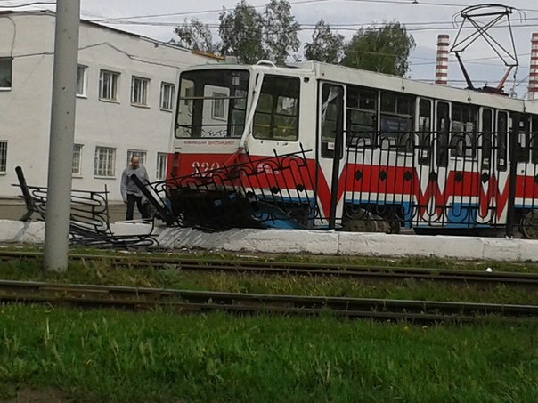 В ТТУ трамвай протаранил забор (фото)