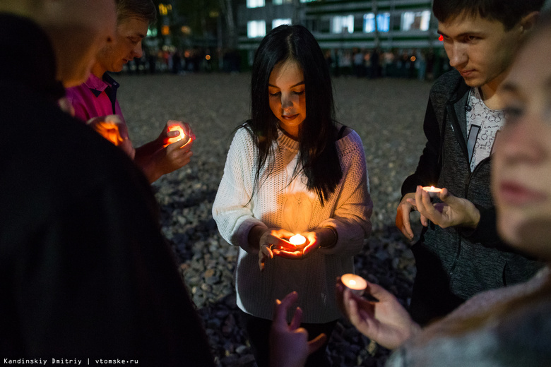 Томичи зажгли сотни свечей в память о жертвах теракта в школе Беслана