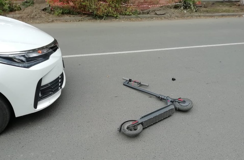 Ребенок на электросамокате попал под колеса авто, когда переезжал дорогу