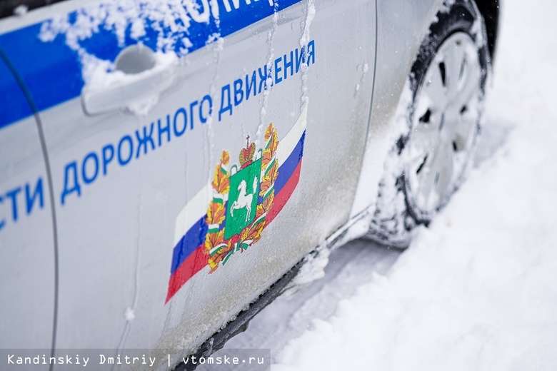 Иномарка врезалась в ограждение на томской трассе и съехала в кювет. Водитель погибла