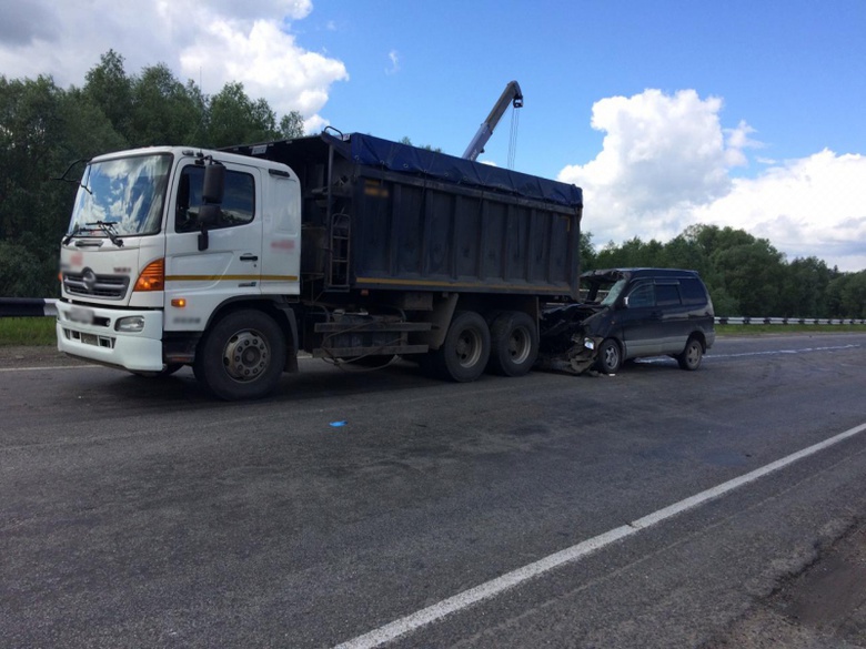 Toyota врезалась в грузовик на трассе Томск — Колпашево, четверо в больнице