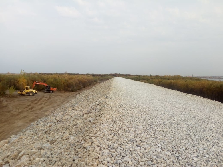Строительство защищающей от паводка дамбы завершилось в Эуште