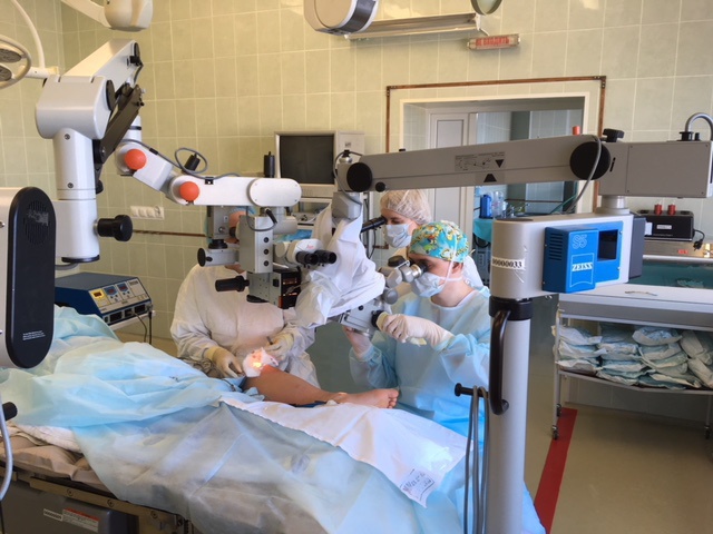 Томские микрохирурги первыми в РФ провели операцию под 2 микроскопами