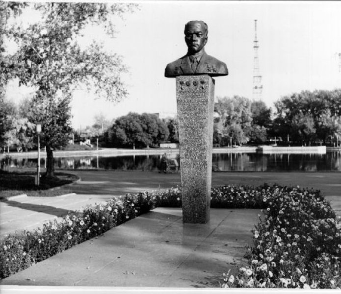 памятник Рукавишникову на Белом озере