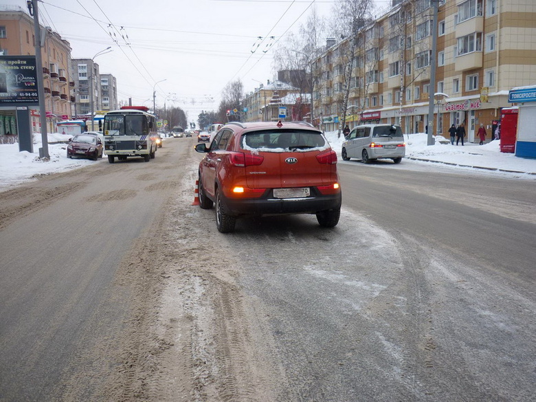 В центре Томска сбили женщину, перебегавшую дорогу вне «зебры»