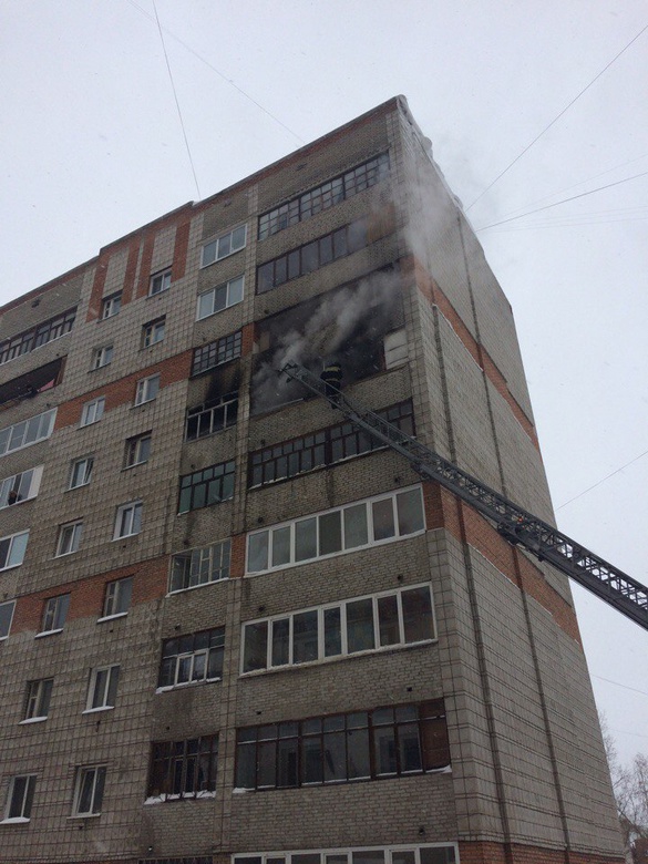 Спасатели потушили пожар на балконе в многоэтажке Томска