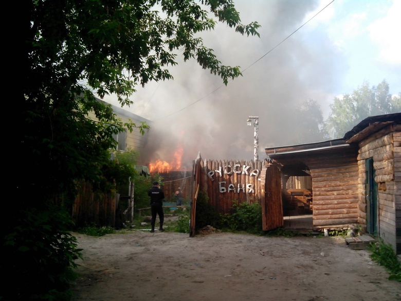 Пожар на Шишкова потушили спустя почти три часа