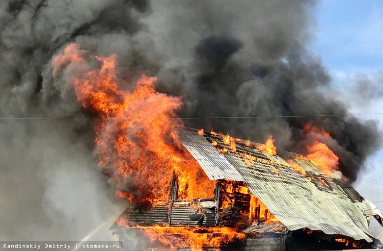Крупный пожар произошел в деревянном доме на Льва Толстого в Томске