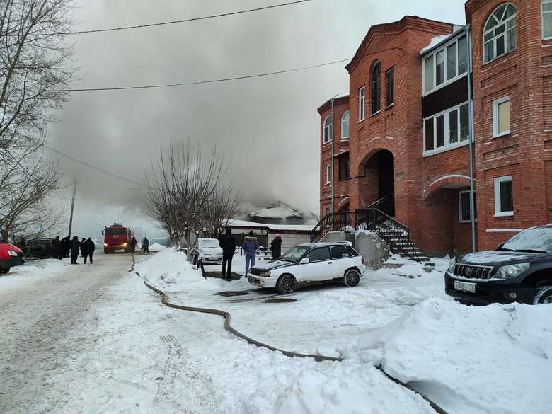 Деревянный дом горит в Томске. Погиб мужчина