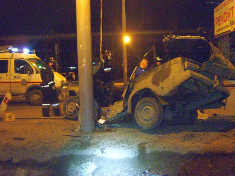 Двое погибли, врезавшись на авто в опору в центре Томска