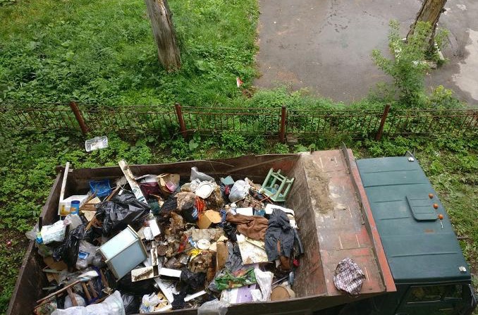 Квартиру жителя Томска принудительно очистили от мусора, скопившегося за 5 лет