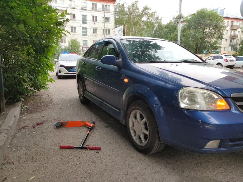 Мальчик на самокате попал под колеса Chevrolet во дворе дома в Томске