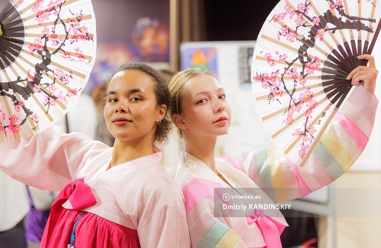 Дефиле в ханбоках и уроки каллиграфии: чем запомнился фестиваль корейской культуры в Томске