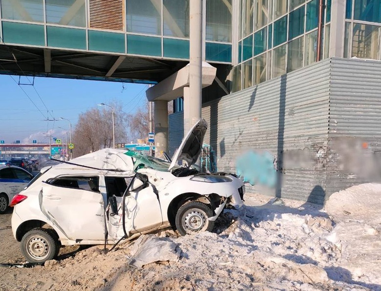 Водитель Mazda получила тяжелые травмы, врезавшись в столб на ул.Пушкина
