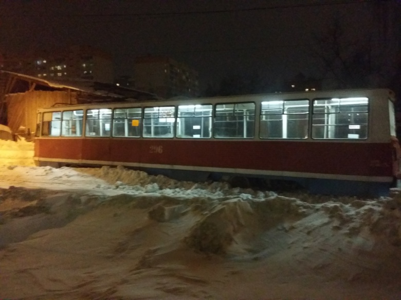 На Лебедева трамвай сошел с рельсов из-за снега (фото)