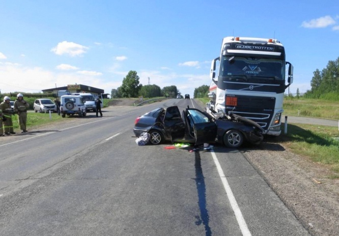 Водитель Toyota погиб после ДТП с грузовиком на томской трассе, еще трое пострадали