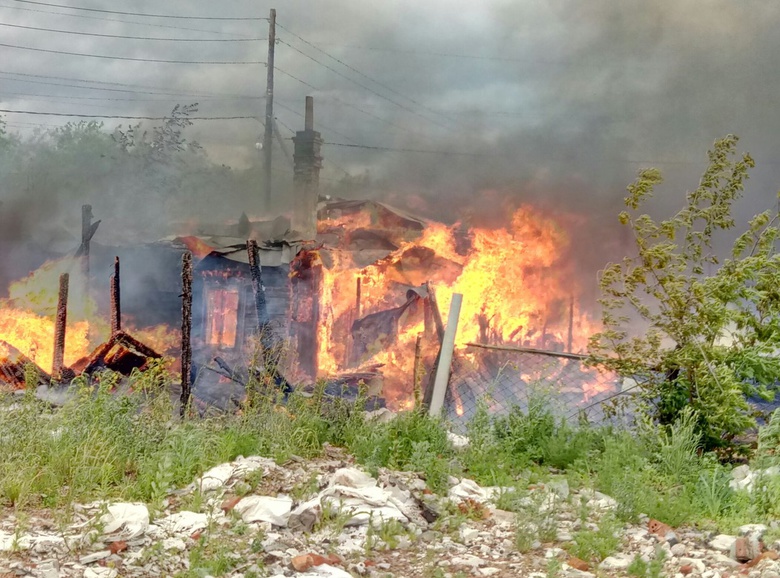 Горожане эвакуировали пожилую женщину с сыном из горящего частного дома в Томске