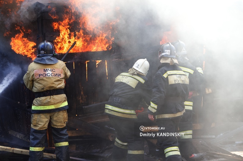 Деревянный дом загорелся в Томске. Жильцы успели спастись