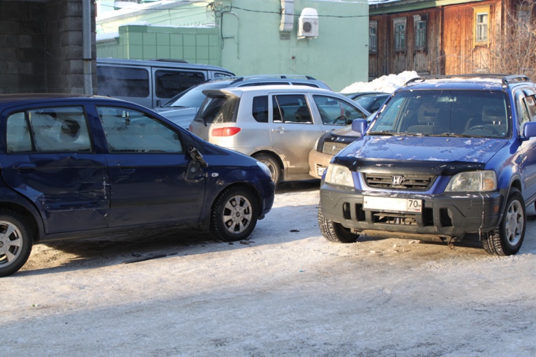 Паркующийся водитель задел три чужие машины (фото)