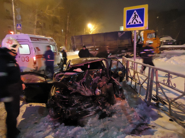 Один из пострадавших в ДТП с КамАЗом в центре города скончался в больнице