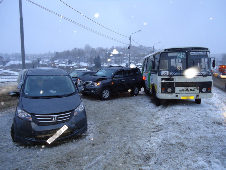 Два человека пострадали в ДТП с автобусом